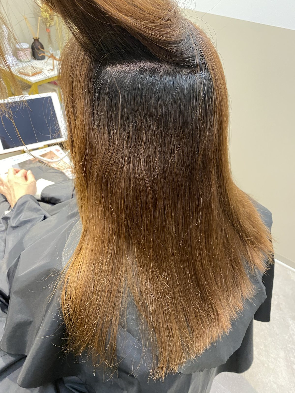 1回目のご来店時に根元から毛先の状態を確認している写真(神戸三宮・髪質再建)